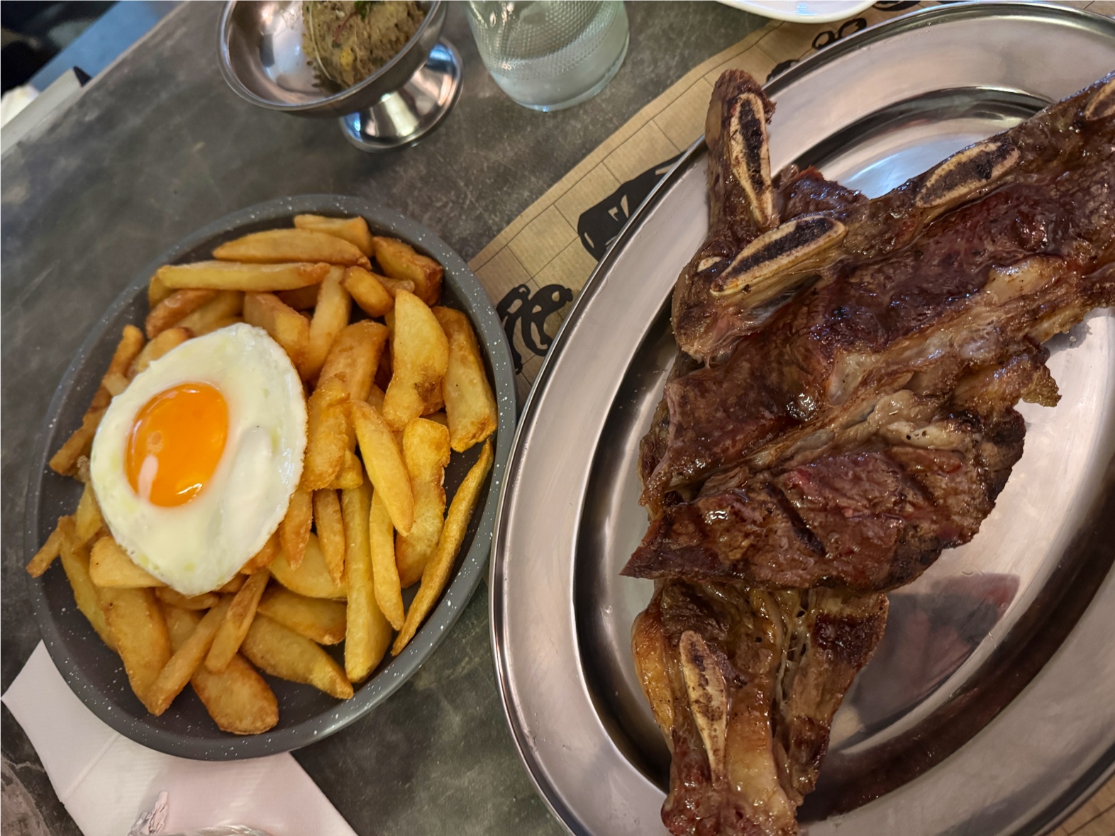 Asado con papas fritas y huevo — Abasto Parrilla